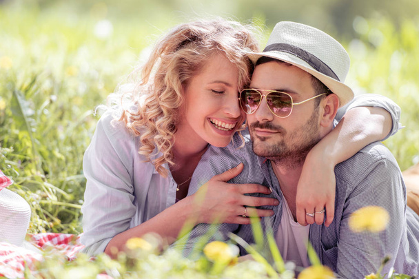 Щаслива пара закоханих розважається і насолоджується прекрасним днем у сонячному парку. Люди, любов, веселощі та концепція щастя
. - Фото, зображення