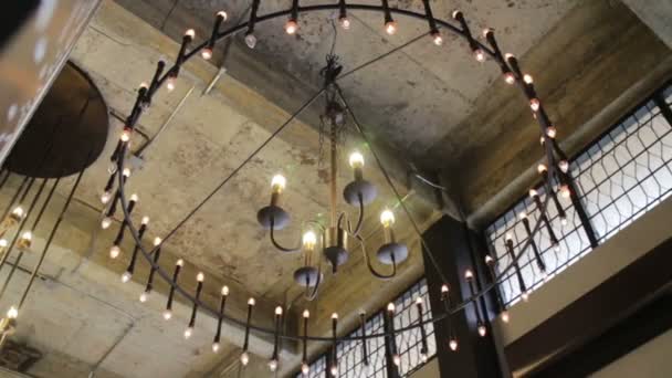 Лампочки, свисающие с потолка лофта, записи со склада
 - Кадры, видео