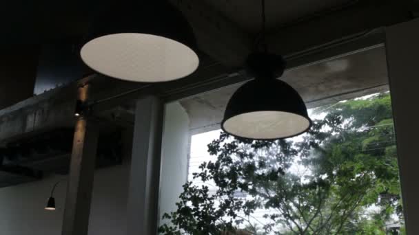 Vintage sisätilojen roikkuu valo lamppu kahvilassa, varastossa kuvamateriaalia
 - Materiaali, video