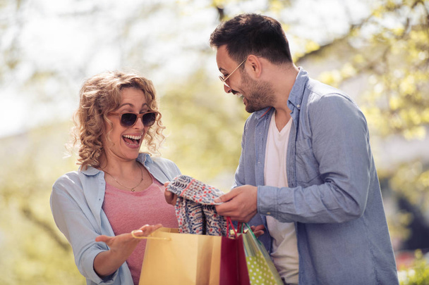 Ritratto di coppia con shopping bag in città.Vendita, consumismo, persone, lifestyle concept
. - Foto, immagini