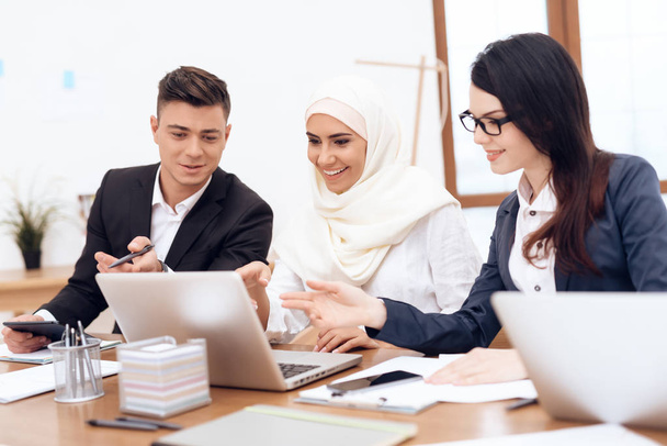 Arab woman in hijab working in office together with colleagues - Foto, Bild
