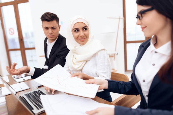 Arab woman in hijab working in office together with colleagues - Foto, imagen