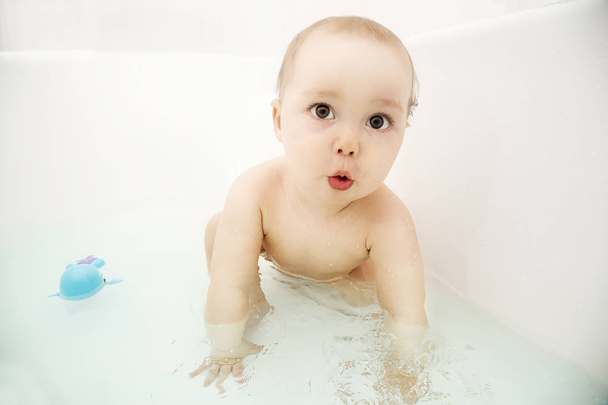 baby boy bathing - Foto, Bild