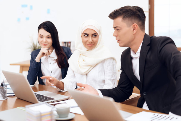 Arab woman in hijab working in office together with colleagues - Φωτογραφία, εικόνα