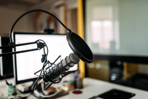 Podcast studio: microphone and computer close up - Zdjęcie, obraz