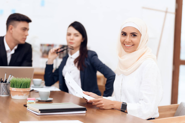 Arab woman in hijab working in office together with colleagues - Foto, afbeelding