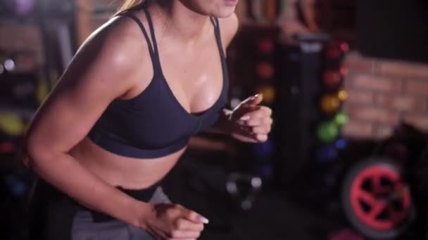 Mujer haciendo ejercicio en el gimnasio - Imágenes, Vídeo