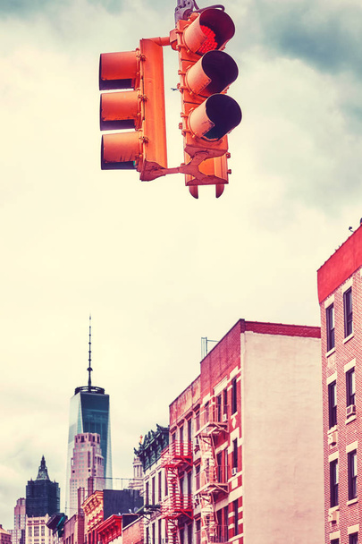 ビンテージ トーンのニューヨーク市交通信号灯の画像. - 写真・画像