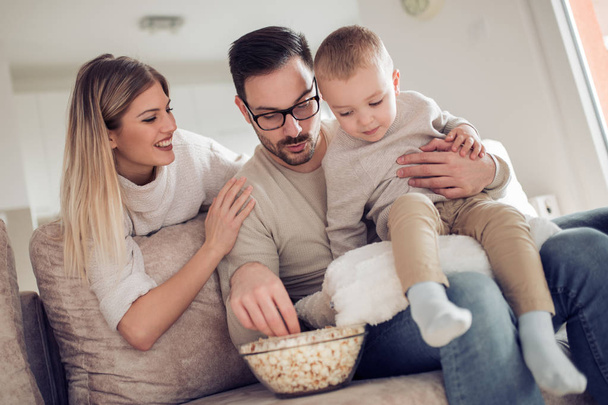 Ευτυχισμένη οικογένεια βλέποντας ταινία στο σπίτι. - Φωτογραφία, εικόνα