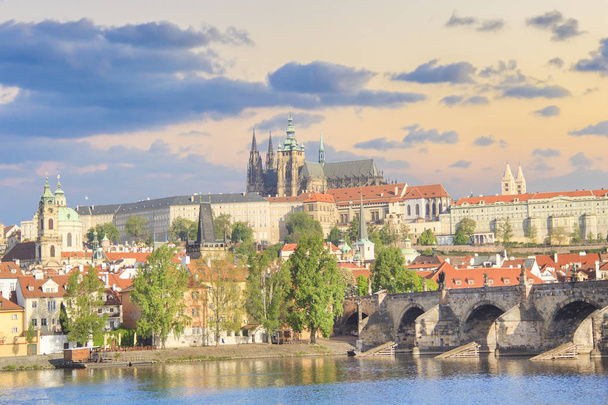 Kaunis näkymä Pyhän Vituksen katedraaliin, Kaarlen sillalle ja Mala Stranalle Vltavan rannalla Prahassa, Tsekin tasavallassa
 - Valokuva, kuva