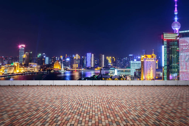 leeg, moderne square en wolkenkrabbers in de moderne stad bij nacht - Foto, afbeelding