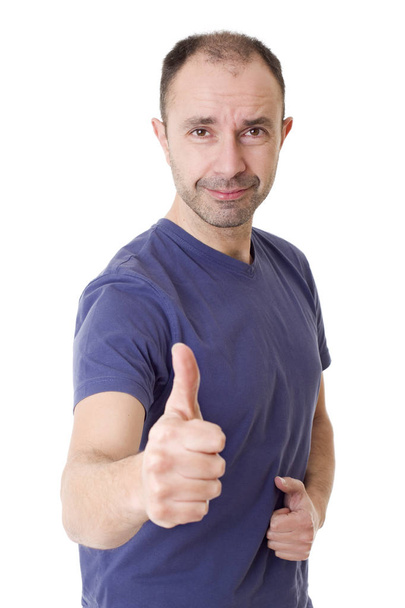 ευτυχισμένος άνθρωπος casual θα αντίχειρες, απομονωμένα σε λευκό φόντο - Φωτογραφία, εικόνα
