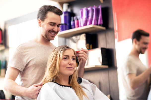 Hairdresser applying color client at salon, doing hair dye - Foto, Imagem