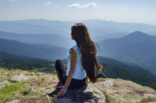 Девушка на вершине горы
 - Фото, изображение