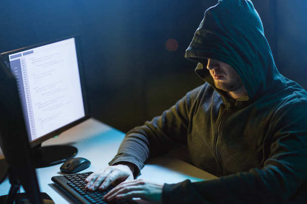 hacker met behulp van computer virus voor cyber-aanval - Foto, afbeelding