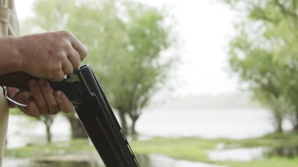 hombre hace un disparo de un rifle de caza
 - Metraje, vídeo