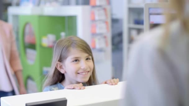 Farmacêutico que vende xarope de tosse na farmácia
 - Filmagem, Vídeo
