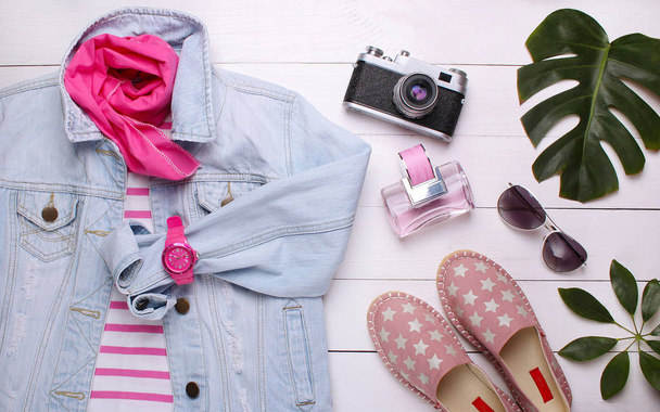 мода. модный джинсовый пиджак, сумка, духи, обувь и старая камера на белом фоне
 - Фото, изображение