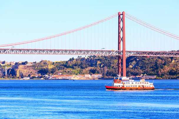 Lisszabon, Portugália Tejo-folyóra és a hídra - Fotó, kép