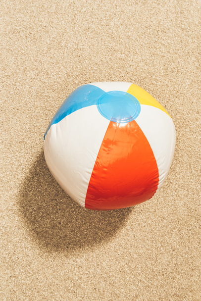 вид зверху барвистий пляжний м'яч на піску
 - Фото, зображення