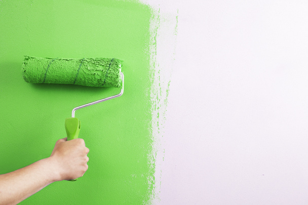 Close-up , the painter paint the wall of the room. - Foto, Imagem