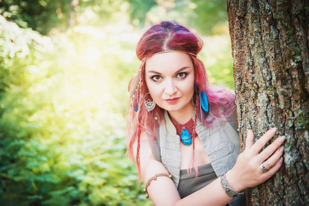 Портрет красивой женщины в стиле бохо с рыжими волосами
  - Фото, изображение