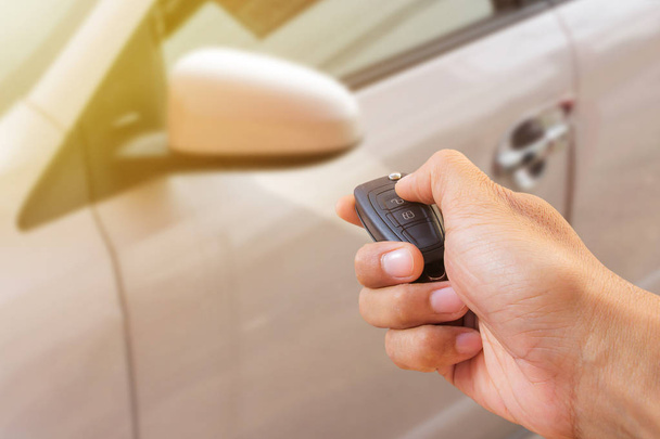 Mannen hand persen op de afstandsbediening auto alarmsystemen met  - Foto, afbeelding