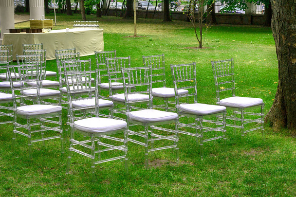 Belo cenário para a cerimônia de casamento ao ar livre esperando por noiva e noivo e convidados. Casamento
 - Foto, Imagem