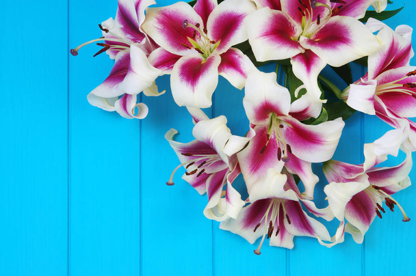  κρίνο λουλούδια στις ξύλινες σανίδες - Φωτογραφία, εικόνα