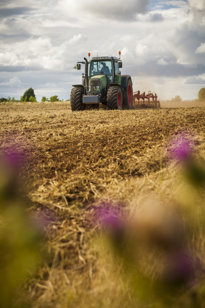 畑を耕すトラクター - 写真・画像