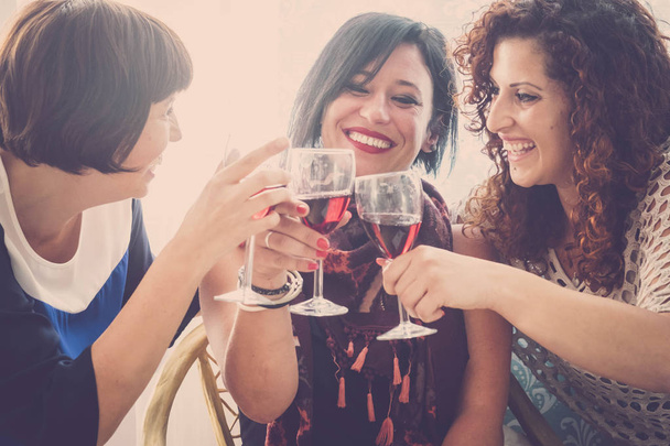 Grup insanlar üç genç kadını evde onların dostluk kutlamak için kırmızı şarap içerim. Çok eğlenceli ve parti bir gün için ifadeler - Fotoğraf, Görsel