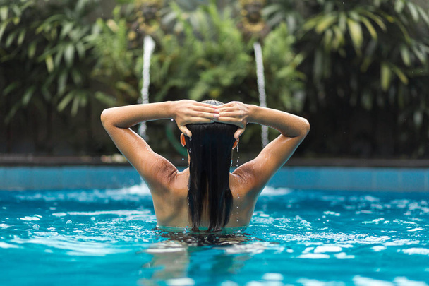Mulher posando na piscina
 - Foto, Imagem
