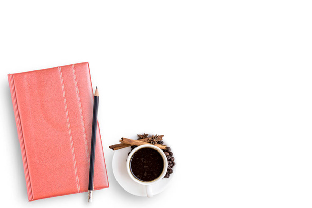 Draufsicht auf rosa Lederhefte, Bleistift, Tasse Kaffee auf weiß - Foto, Bild