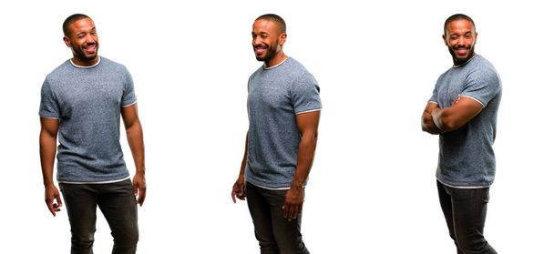 Afrikkalainen amerikkalainen mies, jolla on parta vilkkuvat silmät ja onnellinen ele
 - Valokuva, kuva
