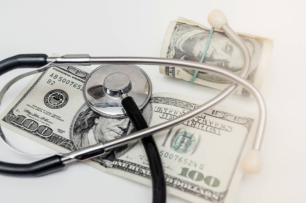 Estetoscopio sobre el dinero - concepto médico
 - Foto, imagen