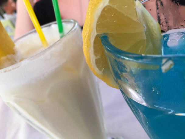 Καλοκαιρινά ποτά, λευκό μιλκ σέικ και κοκτέιλ μπλε - Φωτογραφία, εικόνα