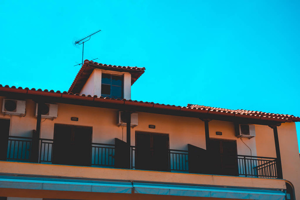 kleine hotel appartementen met blauwe lucht - Foto, afbeelding