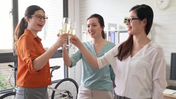 Group of happy business asia team toasting with champagne in the office - Filmagem, Vídeo