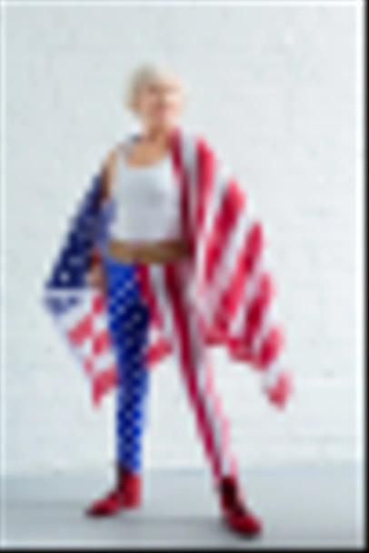 stolze Seniorin posiert mit amerikanischer Flagge und lächelt in die Kamera - Foto, Bild