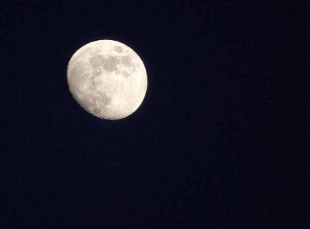 Photo d'une lune de trois trimestres la nuit
 - Photo, image