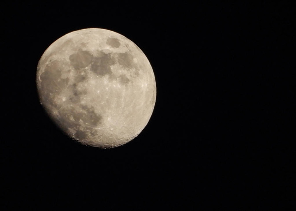 Foto de uma lua de três quartos à noite
 - Foto, Imagem