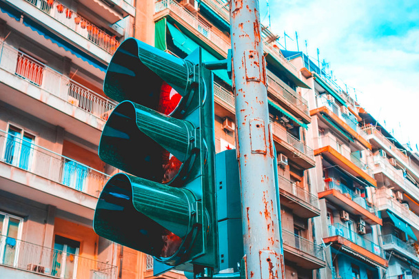 traffic light in grudge style in a street at thessaloniki, greece - Fotoğraf, Görsel