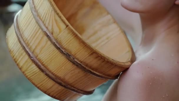 fiatal lány gazdaság fa hordó gombóc meleg források a víz vissza a hátsó nézet - Felvétel, videó