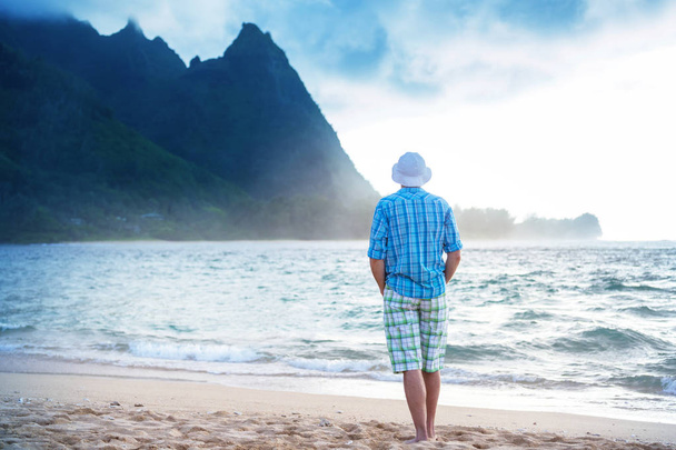man watching at beautiful scene in tunnels beach auf der insel kauai, hawaii, usa - Foto, Bild