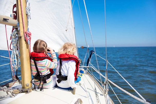 Gyerekek vitorlás yacht-tengeren. Gyermek vitorlás hajó. - Fotó, kép
