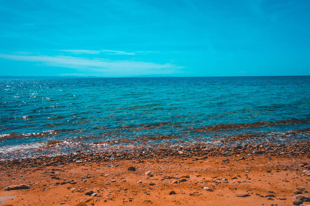 oranžová barevná pláž s krásným čistým mořem - Fotografie, Obrázek