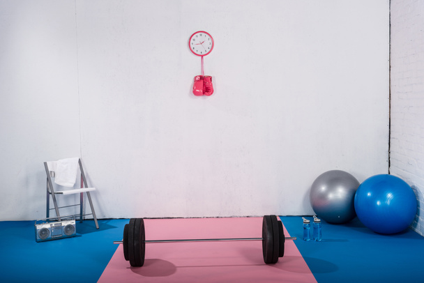 haltère, gants de boxe, boules de fitness et magnétophone au gymnase
 - Photo, image