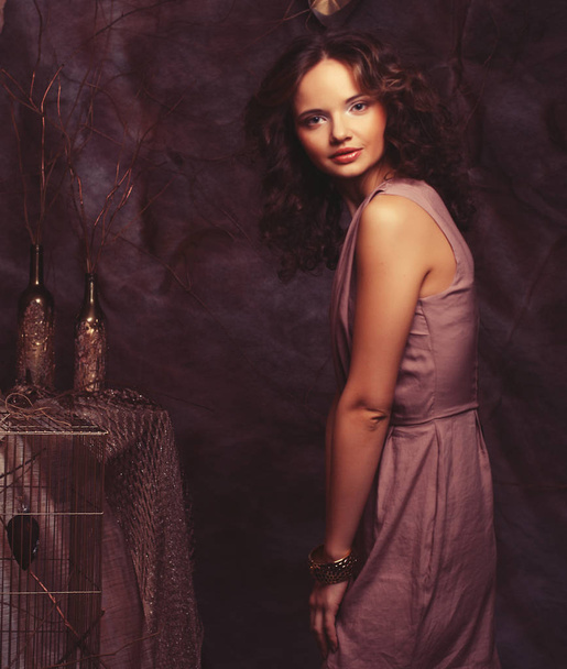 Μόδα πορτρέτο του ρομαντικά όμορφη κοπέλα με χτένισμα, κόκκινα χείλη, τέχνη φόρεμα. Πριγκίπισσα στο σπίτι του μυστηρίου. - Φωτογραφία, εικόνα