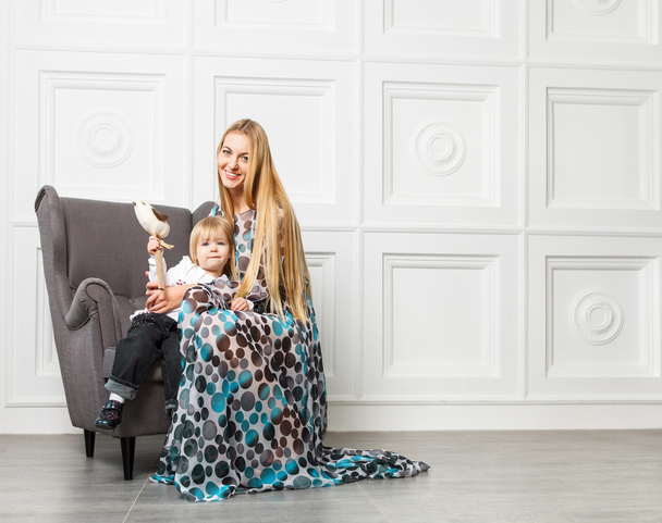 Beautiful blond mother with little daughter - Valokuva, kuva