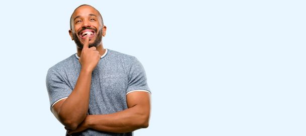 Africano americano homem com barba confiante e feliz com um grande sorriso natural rindo isolado sobre fundo azul
 - Foto, Imagem